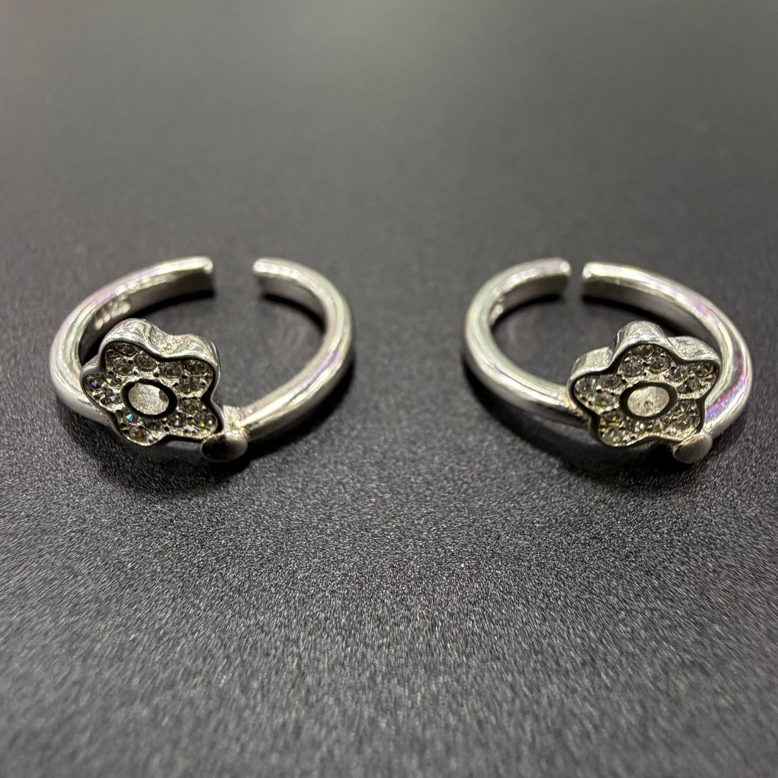Shimmering Floral Jodvi 925 Silver Toe Ring